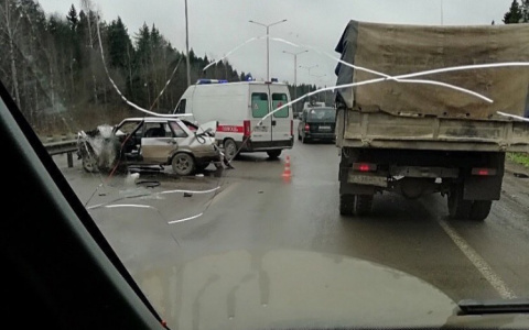 На трассе в Кировской области ВАЗ влетел в КамАЗ