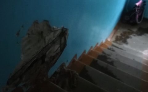 В Кирове подъезд топит кипятком из-за прорыва трубы