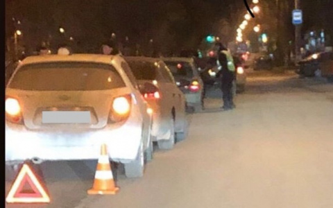 На Октябрьском проспекте произошло массовое ДТП с участием пяти автомобилей