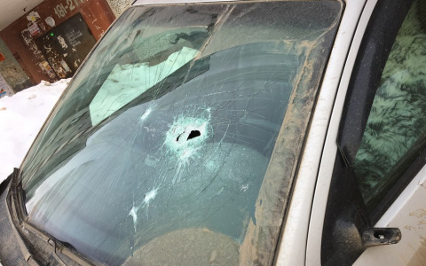 В Кирове после разборок в клубе мужчине разбили дорогой автомобиль