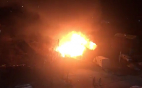 Ночью в Кирове загорелся дом у торгового центра