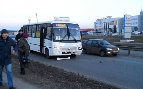 В Кирове пассажирский автобус въехал в иномарку