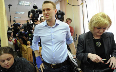 Алексей Навальный не может выезжать за границу  из-за долга "Кировлесу"