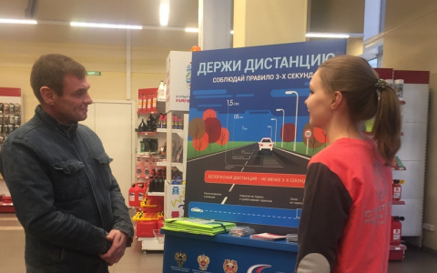 В Кирове будут дарить светоотражающие жилеты и наклейки тем, кто знает ПДД