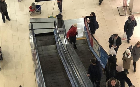 В ТРЦ Jam Молл рассказали, почему девочке зажало ногу в эскалаторе