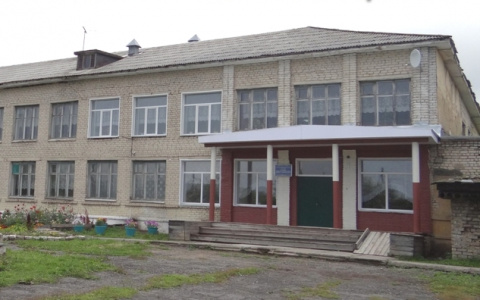В Кировской области мужчина ломился в школу с ножом и ранил 17-летнего парня