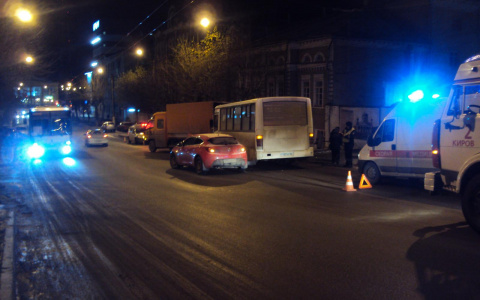 В Кирове водитель автобуса спровоцировал массовое ДТП с пятью пострадавшими