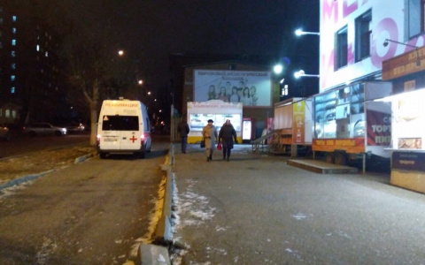 В Кирове возле торгового центра умерла 17-летняя девушка
