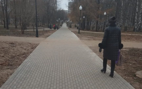 В Кочуровском парке уложили брусчатку и начали подготовку к установке сцены