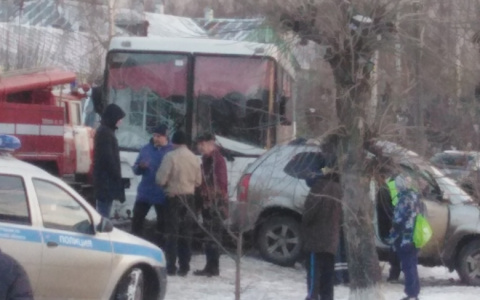 «Звук от удара был слышен издалека»: в Кирове столкнулись автобус 46 маршрута и иномарка