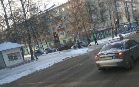 В Кирове полицейские в касках и бронежилетах перекрыли улицу Грибоедова