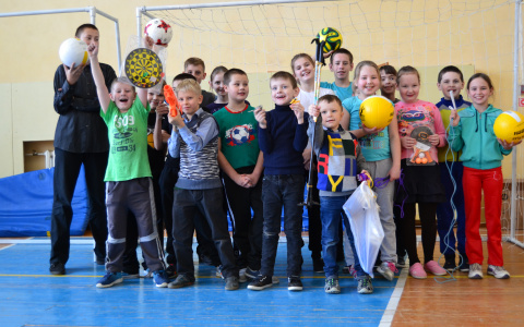 Итоги акции "Делай добро" от Progorod43: выступление фокусника и гора подарков в детском доме в Великорецком