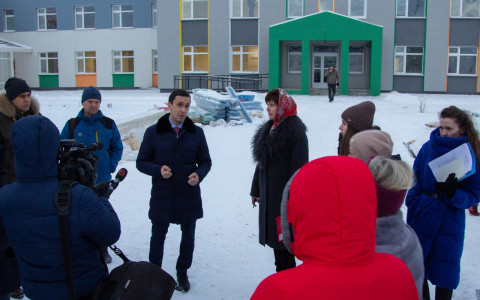 Молодые мамы побывали на стройке детских садов в Кирове