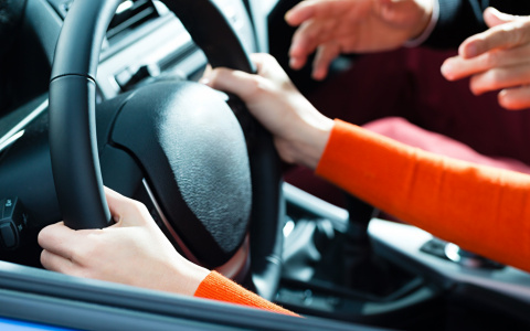 Где найти опытного инструктора по вождению?