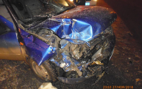 В Кирове пьяный на легковушке врезался в фуру