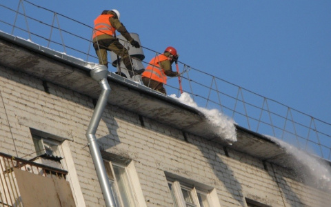 В Кирове начинают проверять крыши на снежные навесы и сосульки