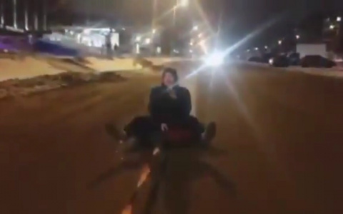 Видео: мужчина катался на привязанной к машине «ватрушке» по Октябрьскому проспекту