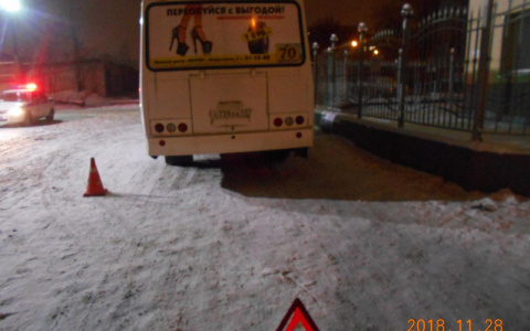 В Кирове «пазик» без водителя наехал на пешехода