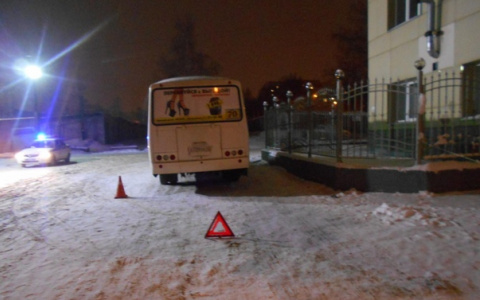 Что обсуждают в Кирове: «пазик» без водителя наехал на пешехода и жалобы родителей на еду в школе