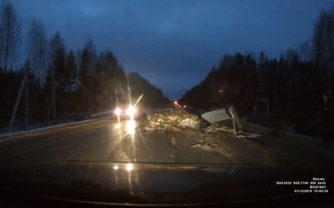 На трассе "Вятка" легковушку смяло после столкновения с фурой