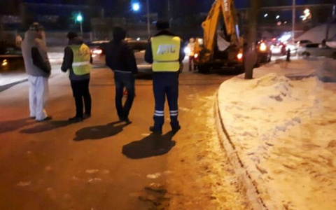 В Кирове трактор с ковшом въехал в припаркованную иномарку