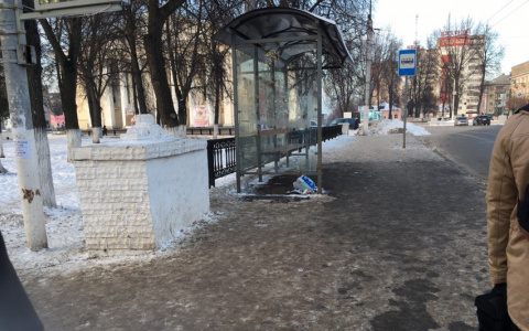 В Кирове коммунальщики убрали урны с остановок, но оставили мусор