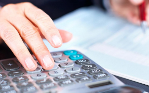 Кому поручить ведение бухгалтерского учета