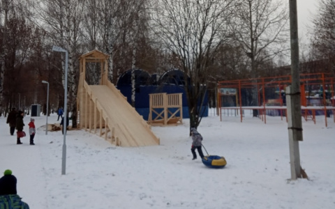 В Кочуровском парке дети с горки съезжают в столб