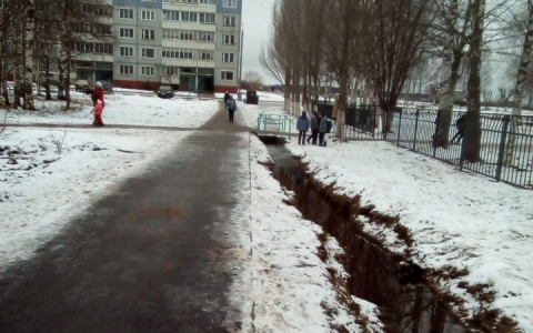 В Кирове дети падают в канаву с водой около школы