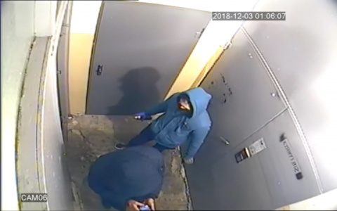 В Кирове сняли на видео, как неизвестные пишут на стенах объявления о наркотиках