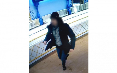 В ювелирном салоне Кирова мужчина украл дорогое украшение на глазах продавца