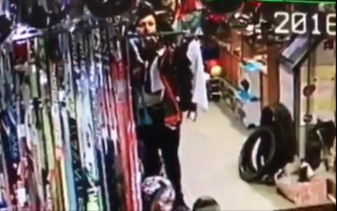 Видео: в Кировской области неизвестная женщина украла две шапки