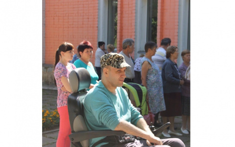 Инвалида-колясочника переселяют из дома в актовый зал: продолжение истории