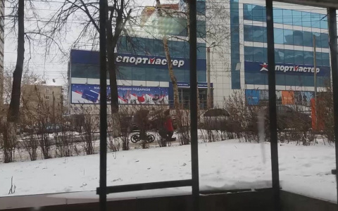 Видео: кировчанин не смог смотреть на падающих людей и вышел чистить улицу