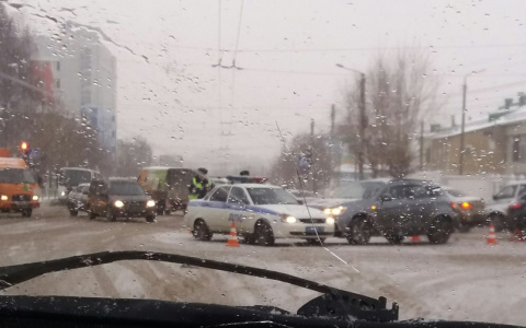 В Кирове на оживленном перекрестке столкнулись Mitsubishi и «Приора» ДПС