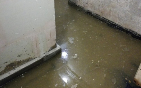 Новостройку в Кирове затопило канализационными стоками: из-за запаха жители переезжают