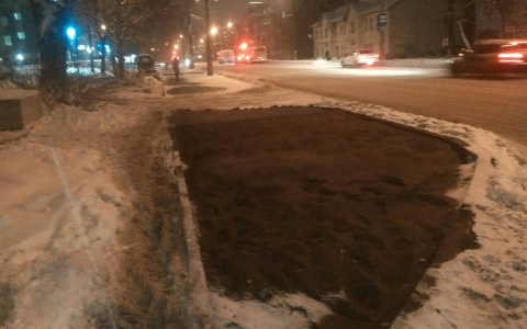 Кировская мэрия прокомментировала укладку брусчатки на тротуары в снег