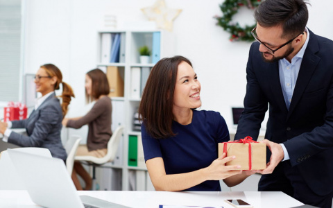 Как выбрать подарок коллеге на Новый год