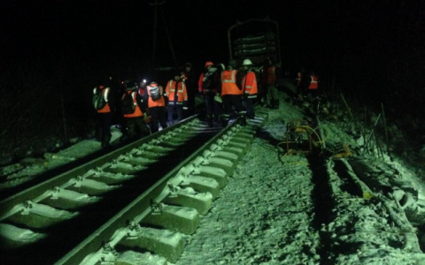 200 человек ликвидировали последствия схода вагонов в Кировской области