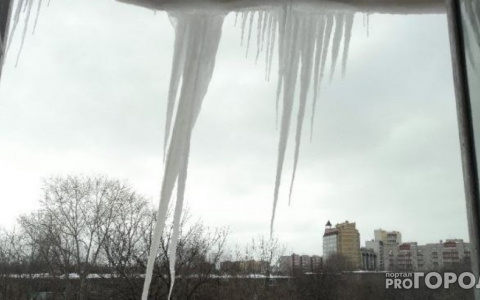 В центре Кирова на женщину упала сосулька