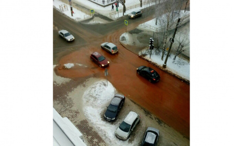 В мэрии рассказали, откуда взялись «багровые реки» на Володарского