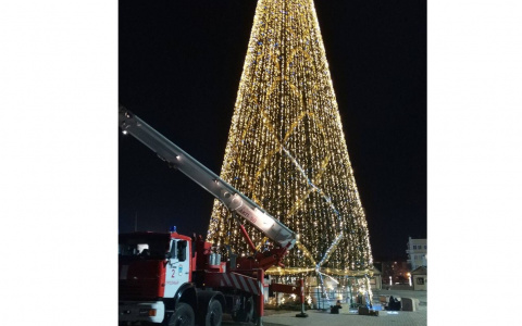 Кировчане украшают елку высотой с 14-этажный дом в Грозном