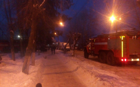 В Нововятске утром загорелась квартира: на месте спасатели нашли тело женщины