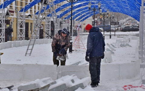 Новый каток на Спасской сломали из-за коммунальной аварии