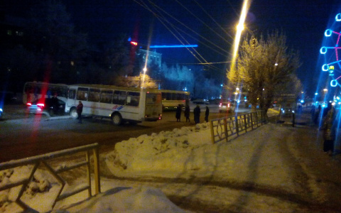 В Кирове автобус перекрыл Октябрьский проспект из-за ДТП
