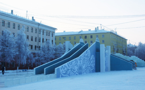 Кировчан попросили не кататься с большой горки на Театральной площади