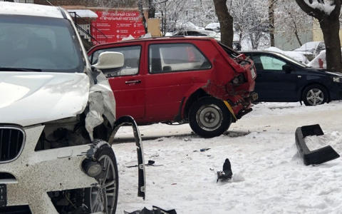 В центре Кирова столкнулись пять машин