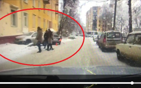 У кинотеатра «Октябрь» Renault въехал в стену жилого дома