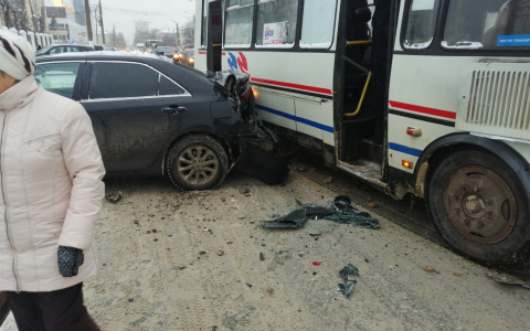 У ЦУМа водитель Toyota не пропустил «пазик» и остался без багажника