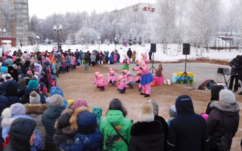 На открытие елки в Кочуровском парке пришли сотни человек